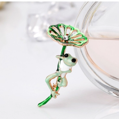 Broche Créative Grenouille en Émail Vert Tenant une Feuille de Lotus Alliage Plaqué Or Strass Épingle pour Manteau Femme