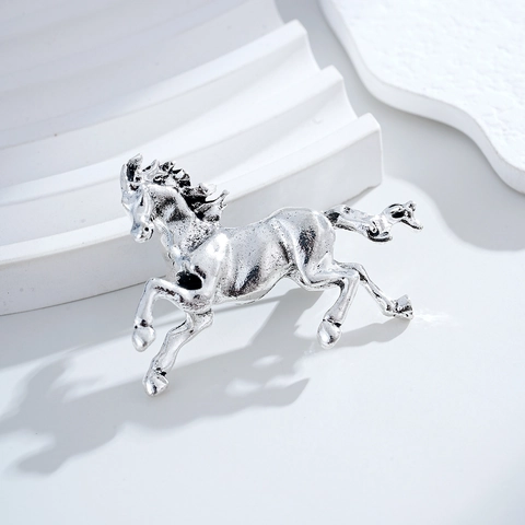 Spilla a Forma di Cavallo in Corsa in Lega Vintage Finitura Oro Argento Anticato Spilla Animale per Donna Uomo Gioielli di Moda