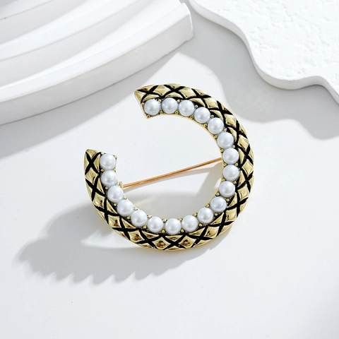 Broche de Aleación de Perlas Artificiales en Forma de C Vintage Elegante Patrón Acolchado Oro Negro Alfiler de Pecho para Mujer Traje Abrigo Joyería Regalo