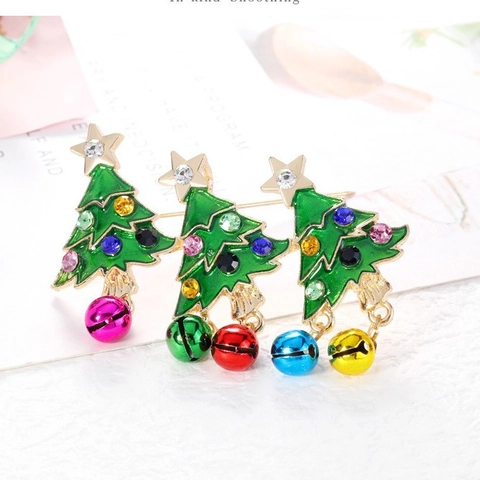 Kerstboom Emaille Brosche Met Hangende Gekleurde Bellen Strass Legering Ster Corsage Pin Vrouwen Feestdagen Sieraden