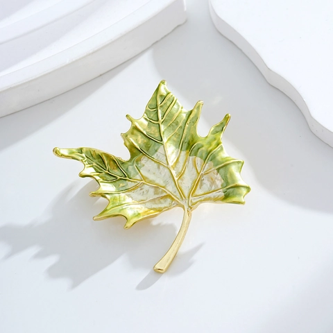 Elegante Spilla a Foglia di Acero in Lega Con Smalto Sfumato Verde Spilla Placcata Oro per Donna Vestito Accessori Moda Gioielli Regalo