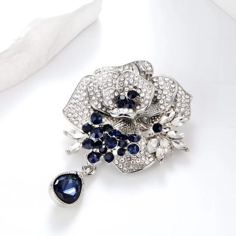 Exquisite Legierung Rosenblüten Brosche Pin Für Damen Versilbert Mit Blauem Strass Kristall Wassertropfen Anhänger Schmuck