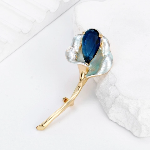 Elegant Alloy Calla Lily Flower Brooch With Blue Zirconia Enamel Petals Gold Stem For Wedding Banquet Women Jewelry