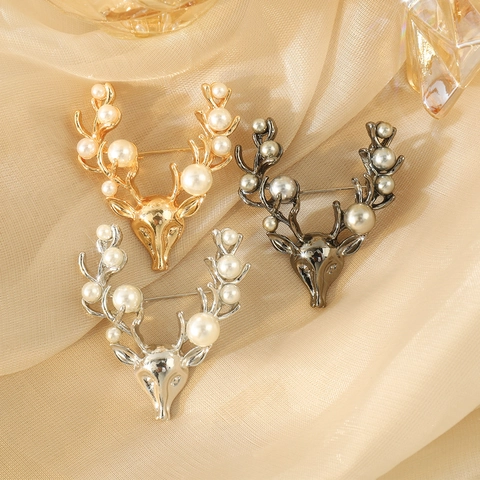 Vintage Alloy Faux Artificial Pearl Reindeer Head Brooch Pin Elegant Deer Antler Breastpin Christmas Jewelry For Unisex Apparel Decor