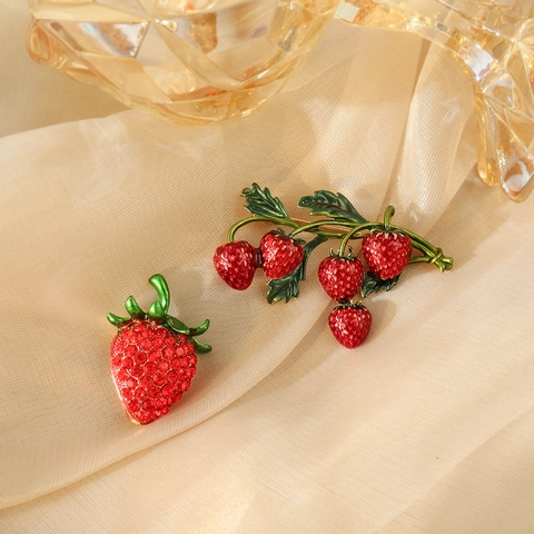 Vintage Alloy Rhinestone Strawberry Brooch For Women Exquisite Enamel Fruit Lapel Pin Fashion Jewelry For Banquet Wedding Gift