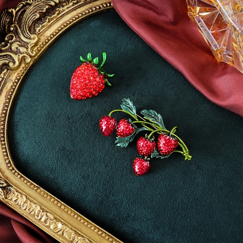 Vintage Alloy Rhinestone Strawberry Brooch For Women Exquisite Enamel Fruit Lapel Pin Fashion Jewelry For Banquet Wedding Gift