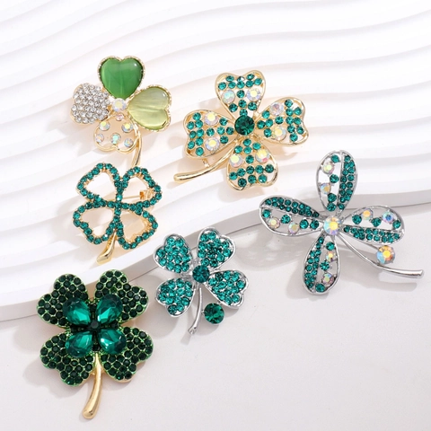 Elegant Four Leaf Clover Brooch Pin Alloy Green Rhinestone Crystal Flower Brooch For Women Party Wedding Fashion Jewelry Accessories