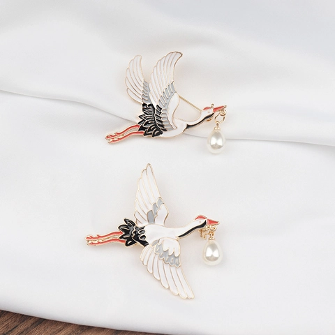 Vintage Chinese Style Alloy Enamel Crane Brooch With Teardrop Faux Artificial Pearl Pendant Gold Color Pin Corsage Women Clothing Accessories