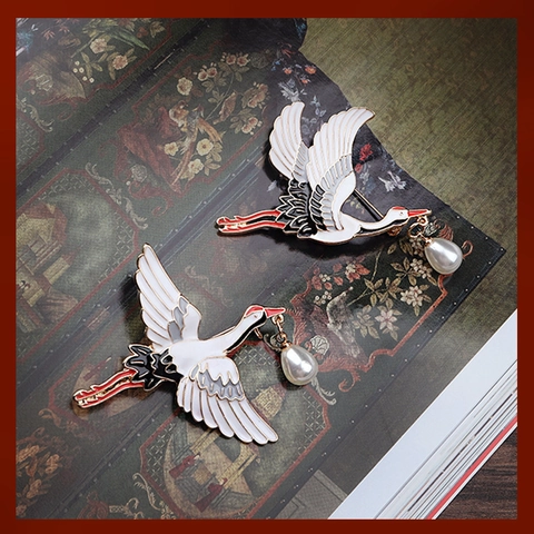 Vintage Chinese Style Alloy Enamel Crane Brooch With Teardrop Faux Artificial Pearl Pendant Gold Color Pin Corsage Women Clothing Accessories