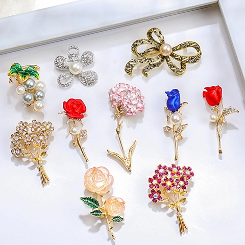 Spilla Vintage in Lega a Forma di Fiore per Donna Elegante Rosa Floreale con Strass Spilla in Smalto Anti-esposizione Gioielli Regalo
