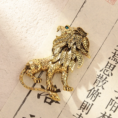 Vintage Gold Plated Alloy Lion Brooch With Rhinestone Eyes Majestic Animal Pin For Suits Coats Antique Style Jewelry Gift