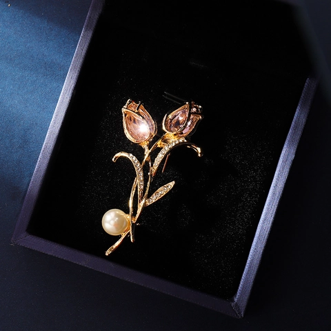 Elegante Tulp Bloem Broche Voor Vrouwen Vergulde Legering Roze Kristal Nep Parel Strass Speld Voor Jas Jurk Feest Sieraden Cadeau