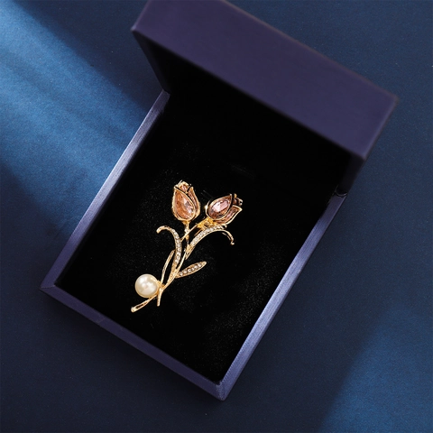 Elegante Tulp Bloem Broche Voor Vrouwen Vergulde Legering Roze Kristal Nep Parel Strass Speld Voor Jas Jurk Feest Sieraden Cadeau