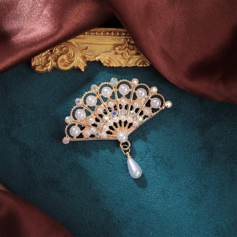 Vintage Chinese Style Gold Alloy Folding Fan Brooch With Faux Pearl And Rhinestone Pendant For Women Elegant Coat Jewelry