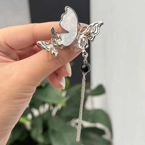 Vintage New Chinese Style Alloy Butterfly Fan Brooch Pin With Tassel Shell Look Texture Elegant Qipao Dress Accessory For Women