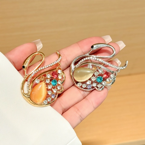 Vintage Alloy Rhinestone Swan Brooch For Women Elegant Hollow Cat Eye Stone Pins Anti-Exposure Corsage Coat Jewelry Gift