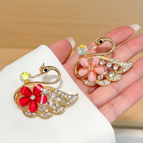 Vintage Alloy Rhinestone Swan Brooch For Women Elegant Hollow Out Flower Animal Pin With Cat Eye Stone Wedding Party Jewelry Accessory