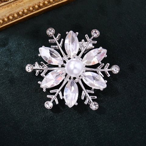 Elegant Alloy Snowflake Brooch With Sparkling Rhinestones And Faux Artificial Pearl Christmas Clothing Pin For Women Accessories