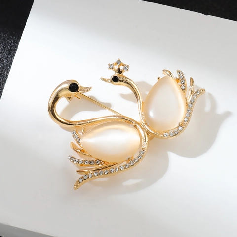 Elegant Gold Plated Alloy Double Swan Brooch Pin With White Cat Eye Stone And Rhinestones Fashion Jewelry For Women Suits Dress Party Gift