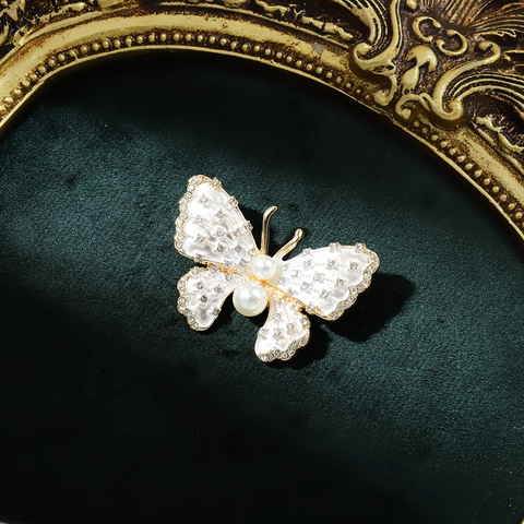 Vintage Alloy Butterfly Brooch Pin French Style Rhinestone Artificial Pearl Inlaid Corsage For Women Elegant Jewelry Accessory Gift