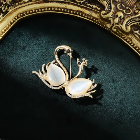 Elegant Gold Plated Alloy Double Swan Brooch Pin With White Cat Eye Stone And Rhinestones Fashion Jewelry For Women Suits Dress Party Gift