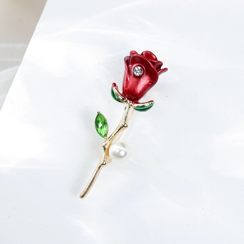 Vintage Alloy Red Rose Brooch For Women Enamel Green Leaves Faux Pearl Rhinestone Elegant Flower Pin Accessory For Coat