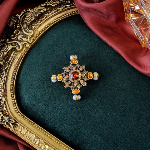 Vintage Baroque Cross Brooch For Women Antique Gold Alloy Rhinestone Faux Artificial Pearl Palace Style Breastpin Fashion Jewelry Gift