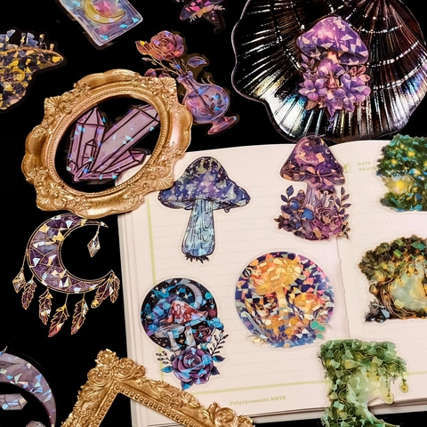 Adesivi PET Olografici Tema Magico di Fiabe con Design di Funghi Cristalli e Libri Magici per Decorazione DIY