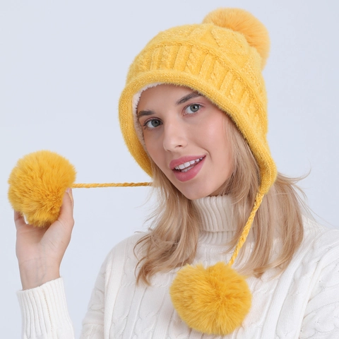 Berretto in Maglia di Ciniglia Carino da Donna Foderato in Pile Con Paraorecchie Cappello Caldo Invernale Con Tre Pompon Motivo a Treccia Cappellino alla Moda