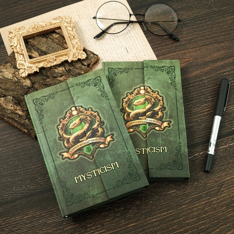 Cuaderno de Tapa Dura Vintage Verde Oscuro Estilo Academia de Magia Con Escudo de Serpiente Oro Diario Místico Regalo Estudiantes