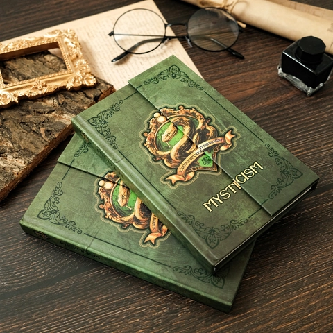 Cuaderno de Tapa Dura Vintage Verde Oscuro Estilo Academia de Magia Con Escudo de Serpiente Oro Diario Místico Regalo Estudiantes