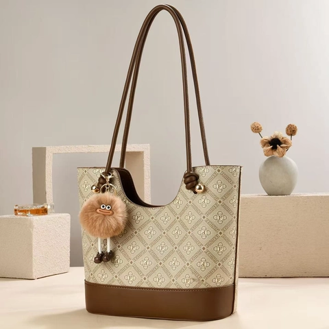 Vintage Monogramm Print Damen Tote Bag Mit Plüsch Anhänger Große Kapazität PU Schulter Handtasche Für Den Alltag