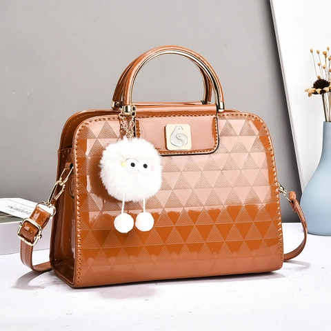 Borsa a Mano Donna Elegante in Pelle Verniciata Motivo a Triangolo e Rombi Con Ciondolo Mostro di Peluche Borsa a Tracolla