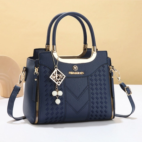 Sac à Épaule en Cuir PU Texture Litchi pour Femmes Sac à Main Tressé Vintage Sac Bandoulière Avec Pendentif Künstliche Perle Ferrures Dorées Fashion Tote
