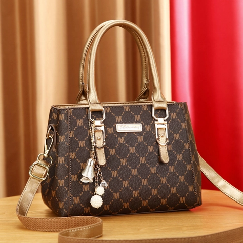 Borsa a Tracolla Vintage in Pelle PU Con Monogramma Grande Capacità Borsa a Mano Moda Casual Con Pendente in Metallo per Donna