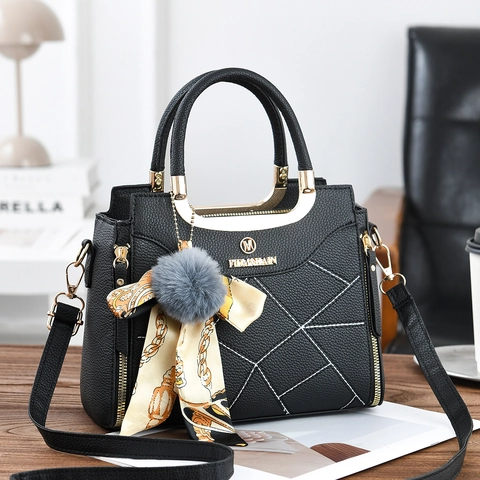 Borsa da Donna alla Moda in Pelle PU con Texture Litchi Con Foulard di Seta Ciondolo a Palla di Peluche Manico in Metallo Borsa a Tracolla