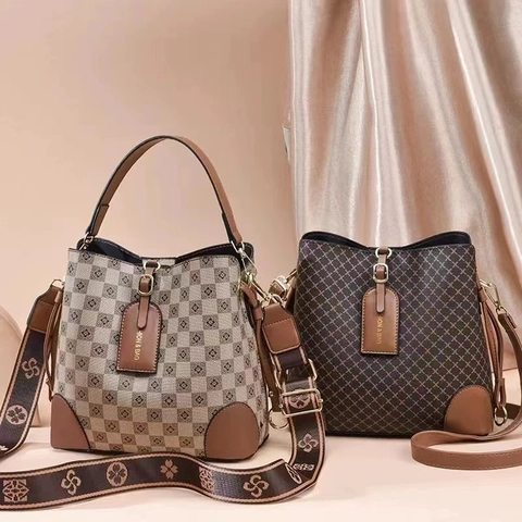 Vintage PU Leather Bucket Bag Classic Monogram Plaid Printed Crossbody Handbag With Wide Decorative Strap Large Capacity Shoulder Purse For Ladies
