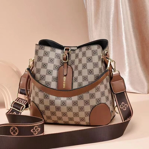 Vintage PU Leather Bucket Bag Classic Monogram Plaid Printed Crossbody Handbag With Wide Decorative Strap Large Capacity Shoulder Purse For Ladies