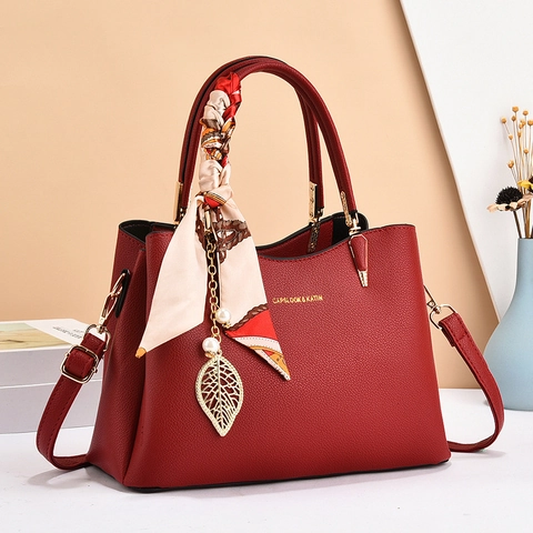 Elegante Borsa a Mano da Donna in Pelle PU con Grana di Litchi Manico Avvolto in Sciarpa di Seta e Ciondolo a Foglia