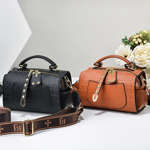 Bolso de Mano Boston para Mujer de Cuero PU con Relieve de Letras Bolso de Hombro Correa Ancha de Jacquard Remaches Dorados