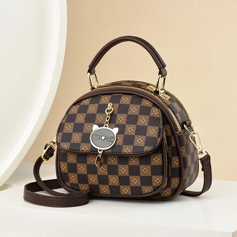 Vintage Schachbrett Schultertasche Für Damen PU Leder Umhängetasche Mit Katzenanhänger Und Rundem Griff Goldene Finitur Tasche