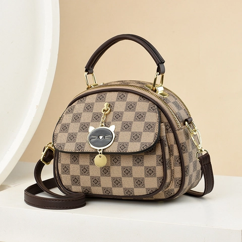 Vintage Schachbrett Schultertasche Für Damen PU Leder Umhängetasche Mit Katzenanhänger Und Rundem Griff Goldene Finitur Tasche