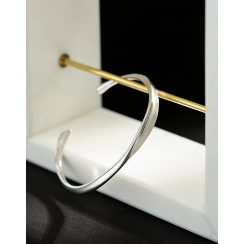 Brazalete Abierto de Plata de Ley 925 Para Mujer Minimalista Irregular Torcido Geométrico Diseño de Mobius Superficie Pulida Joyería de Moda Regalo