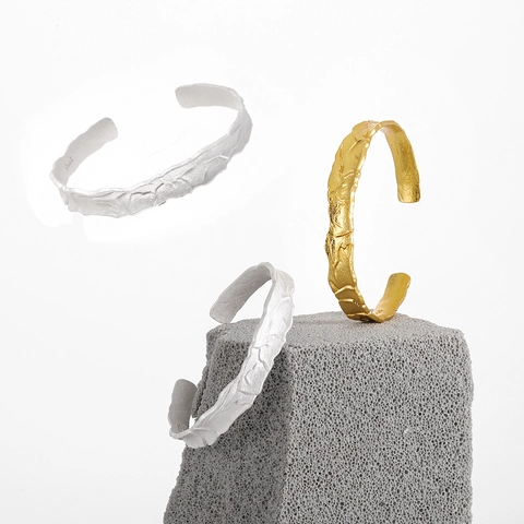 Brazalete Abierto de Plata de Ley 925 con Textura Irregular para Mujer Minimalista Acabado Martillado Chapado en Oro de 18K Joyas