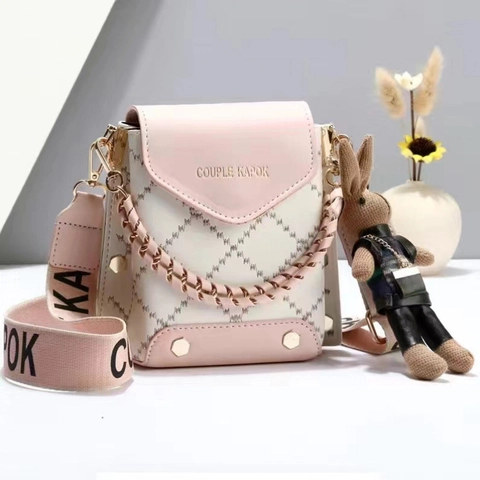 Damen Gesteppte Rautenmuster Umhängetasche Handytasche PU Leder Kleine Quadratische Schultertasche Mit Hasenanhänger Breiter Gurt
