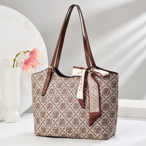 Sac Fourre-tout Vintage à Imprimé Monogramme pour Femmes en Cuir PU Grande Capacité Sac à Épaule Avec Foulard Décoratif en Satin