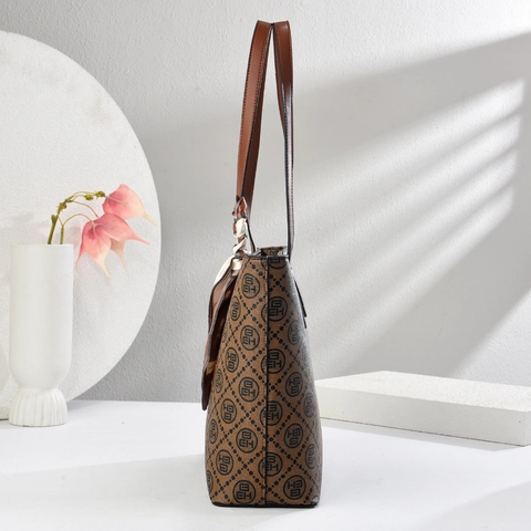 Ensemble de Sac Fourre-Tout Femme en Cuir PU Grande Capacité Avec Motif Monogramme Damier Décor de Foulard en Soie