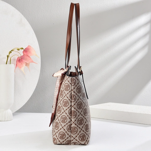 Sac Fourre-tout Vintage à Imprimé Monogramme pour Femmes en Cuir PU Grande Capacité Sac à Épaule Avec Foulard Décoratif en Satin