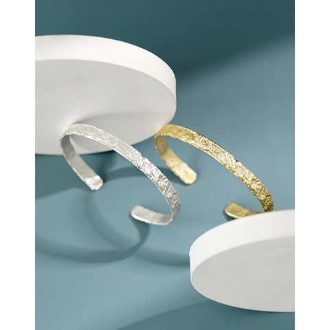 Brazalete Abierto de Plata de Ley S925 para Mujer Minimalista Textura Arrugada Martillada Ajustable Joyería Oro Plata Regalo