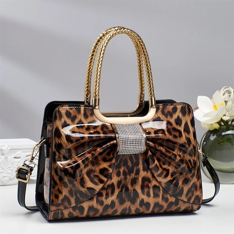 Sac À Main Femme Imprimé Léopard En Cuir PU Brillant Sac Bandoulière Avec Nœud En Strass Et Poignée En Métal Mode